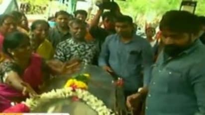 வடிவேல் பாலாஜி உடலுக்கு நேரில் வந்து அஞ்சலி செலுத்தி நிதி உதவி வழங்கிய விஜய் சேதுபதி..!