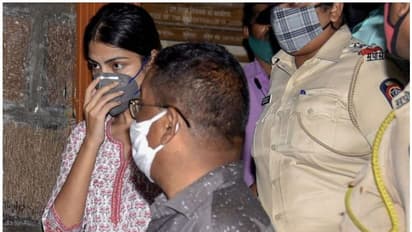 ఇంద్రాణి పక్క సెల్ లోనే రియా: కటిక నేలపై చాప మీదే నిద్ర