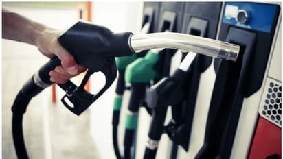 ഇന്ധന വില ഉയർന്നപ്പോൾ സംസ്ഥാനങ്ങൾക്ക് കിട്ടിയത് 49000 കോടി രൂപ, ഇപ്പോൾ കുറഞ്ഞത് 15000 കോടി മാത്രം