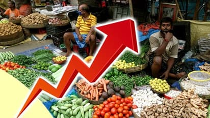 নুন থেকে রান্নার তেলের দামে আগুন, খাদ্যপণ্যের আকাশ ছোঁয়া মূল্যবৃদ্ধিতে ভাঙল ১০ বছরের রেকর্ড