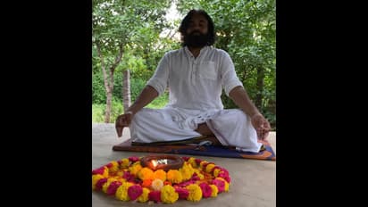 ఆలయాలపై దాడులకు నిరసనగా... దీపం వెలిగిస్తున్న పవన్ కల్యాణ్ (ఫోటోలు)