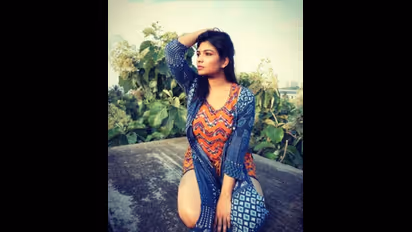 குட்டை உடையில் தொடையை காட்டி... கவர்ச்சியில் ரசிகர்கள் ஹார்ட் பீட்டை எகிற வைத்த வி.ஜே.மகேஸ்வரி!