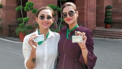 সংসদে জিনস শার্ট থেকে সেলফি, নায়িকা মিমি-নুসরতের রাজনীতিতে প্রবেশ করা আজও সমালোচনার বিষয়