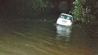 వాగులో చిక్కుకున్న కారు.. రాత్రంతా..