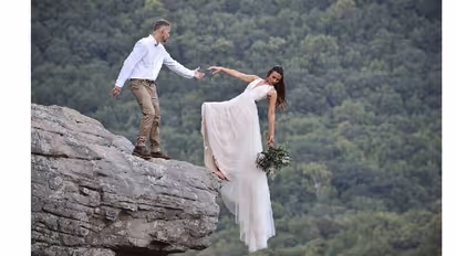1900 അടി ഉയരത്തിലുള്ള മലമുകളിലെ വിവാഹ ഫോട്ടോഷൂട്ട്; വൈറല്‍