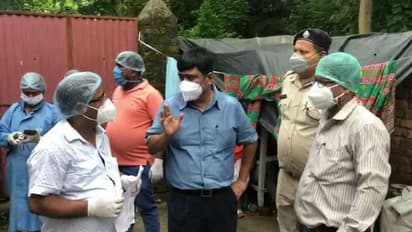 কেমন আছেন করোনা আক্রান্তরা, বাড়ি বাড়ি গিয়ে তাঁদের খোঁজ নিলেন জেলাশাসক