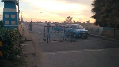 নদীর উপর সেতুতে ধস, আতঙ্ক ছড়াল হুগলির আরামবাগে