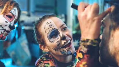 ഇഷ്ട ഭക്ഷണം, മദ്യം, ആഘോഷം; ഇത് 'മരിച്ചവരുടെ ദിവസ'ങ്ങളിലെ കാഴ്ചകള്