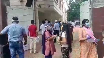 NEET শুরুর আগে কড়া নিরাপত্তা, শহরে স্কুলে প্রবেশ শুরু পরীক্ষার্থীদের, দেখুন ছবি