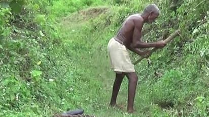 খাল দিয়ে জমিতে আসবে জল, ৩০ বছর ধরে কোদাল দিয়ে মাটি কেটে গেলেন বৃদ্ধ