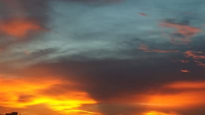 পুজোর আগেও আগুনে আকাশ,  প্রবল বর্ষায় কাবু হতে পারে কারা কারা, দেখুন ছবি