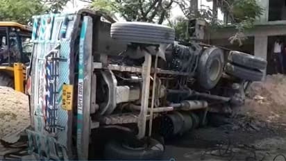 নিউটাউনে উল্টে গেল বালিবোঝাই লরি, গুরুতর জখম অবস্থায় হাসপাতালে ভর্তি ৩ জন