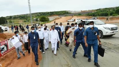 సీఎం కేసీఆర్ పర్యటన... పోలీసుల ఆధీనంలో రాజన్న సిరిసిల్ల