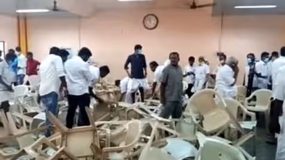 திருச்சி அதிமுகவில் அடிதடி..! பதவி வழங்காத ஆத்திரத்தில் கூட்டத்தில் சேர்கள் உடைப்பு..! அமைச்சர் அலறி ஓட்டம்.!