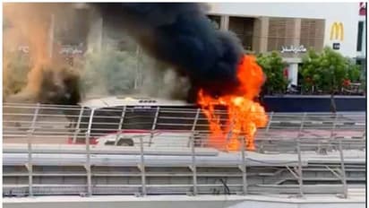 Bus Catches Fire in Yallapur : ಹೊತ್ತಿ ಉರಿದ ಖಾಸಗಿ ಬಸ್, 25 ಮಂದಿ ಪಾರು