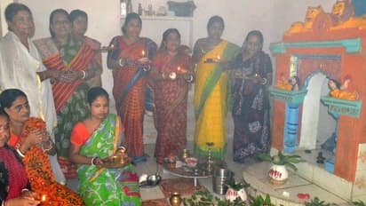 একদিনের দুর্গাপুজো, দেবীর বোধনের পর সিঁদুর খেলায় মাতেন মহিলারা