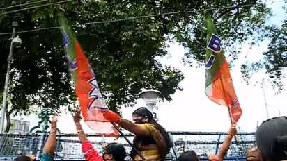 ബാരിക്കേഡിൽ കയറി സെക്രട്ടേറിയറ്റിലേക്ക് ചാടാൻ ശ്രമം: വനിതാ മോർച്ച മാര്‍ച്ചിൽ സംഘര്‍ഷം