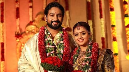 நடிகை பாவனாவின் திருமண புகைப்படங்கள் ஒரு பார்வை..! மணமேடையில் பேரழகியாக ஜொலிக்கும் போட்டோஸ்!