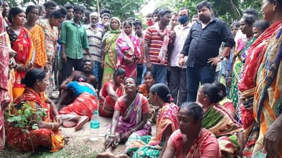 গোঘাটে বিজেপি কর্মীর ঝুলন্ত দেহ উদ্ধার,  এসডিও অফিসের সামনে ধর্না বিজেপি-এর