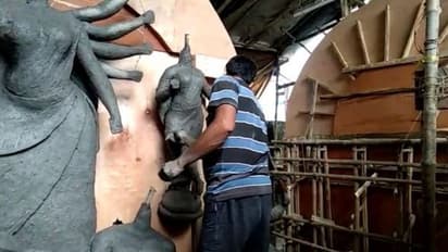 Durga puja pandal in Kolkata pays tribute to migrant workers