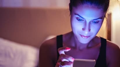 രാത്രിയില്‍ അധികനേരം ഫോണില്‍ കളിക്കല്ലേ; പ്രായം പെട്ടെന്ന് കൂടും...