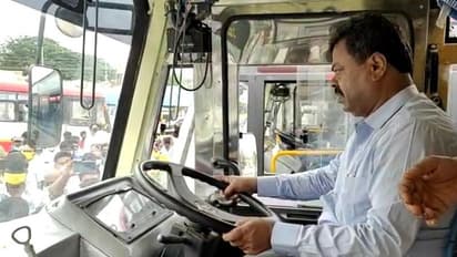 ಉದ್ಘಾಟನೆ ನೆಪದಲ್ಲಿ ಮತ್ತೆ ಐದಾರು ಕಿ.ಮೀ. ಬಸ್ ಚಲಾಯಿಸಿದ ರೇಣುಕಾಚಾರ್ಯ