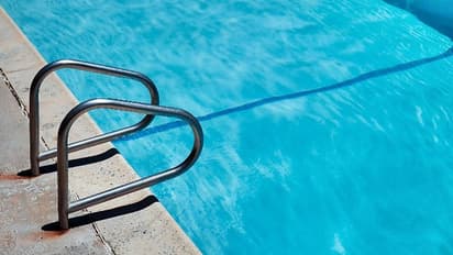 നിയന്ത്രണം മറികടന്ന് നീന്തല്ക്കുളം തുറന്നു; നീന്താനെത്തിയവര്ക്ക് പിഴ, ഉടമയ്ക്കെതിരെ കേസ്