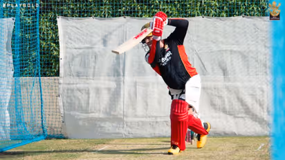 Watch: AB de Villiers rattles an iPhone with a lethal shot