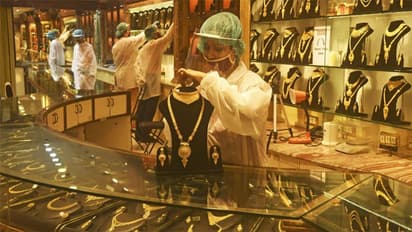 Gold And Silver Price Today: నేటి బంగారం, వెండి ధరలివే.. తెలుగు రాష్ట్రాల్లో ధర ఎంతంటే..?