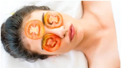 മുഖത്തെ ചുളിവുകൾ അകറ്റാം; ഈ തക്കാളി ഫേസ് പാക്കുകൾ ഒന്ന് പരീക്ഷിച്ച് നോക്കൂ