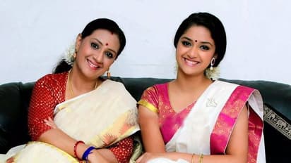 அழகில் போட்டி போடும் அம்மா - மகள்... தாய்க்கு டஃப் கொடுக்கும் படி கீர்த்தி சுரேஷ் கொடுத்த அசத்தல் போஸ்கள்...!