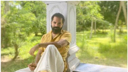 'അലസനായി ഇരിക്കുന്ന വിനയ് ഫോര്ട്ട്', നാഗേശ്വര റാവുവിനെ ഓര്മ്മിപ്പിക്കുന്നുവെന്ന് ആരാധകൻ