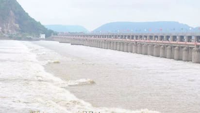 భారీ వర్షాలతో కృష్ణమ్మ ఉగ్రరూపం... రెండో ప్రమాద హెచ్చరిక జారీ