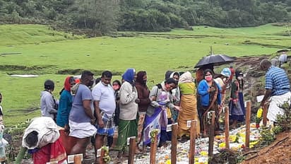 ഒരു മാസം പിന്നിട്ടിട്ടും കണ്ണീര്‍ തോരാതെ;  പെട്ടിമുടിയില്‍ ഉറ്റവരെ ആശ്വസിപ്പിക്കാനാവാതെ അവര്‍ ഒത്തുചേര്‍ന്നു