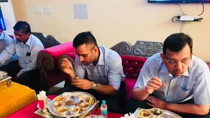 ருசித்து ஒரு பிடி பிடிக்கும் இந்திய வீரர்கள்.. அப்படி என்ன சாப்பிடுகிறார்கள்??