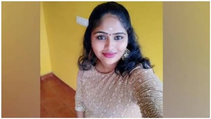 கார் டிரைவரை திருமணம் செய்து சொகுசாக வாழ கணவர் வீட்டில் கொள்ளை... தெய்வமகள் சீரியல் நடிகைக்கு வலைவீச்சு..!