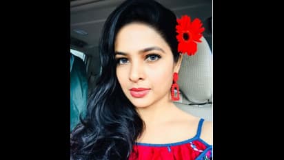 இரண்டு குழந்தைக்கு தாய்...! 39 வயதில் இளம் நடிகைகளுக்கு டஃப் கொடுக்கும் மதுமிதா! மிரட்டல் போட்டோ ஷூட்