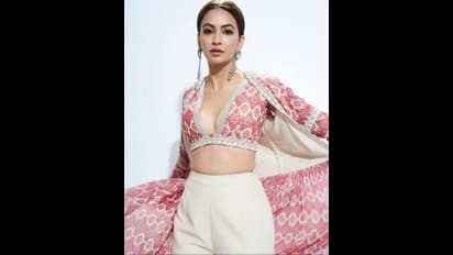 ஜஸ்ட் மிஸ்... இல்லேனா என்ன ஆகிருக்கும்? ஓட்டல் ரூமில் இருந்த ரகசிய கேமராவை அலேக்காக தூக்கிய தமிழ் பட நடிகை