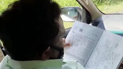 यहां के शिक्षा मंत्री ने 11वीं पास करने के लिए खरीदीं बुक, कार में करते पढ़ाई..चलता-फिरता स्टडी रूम