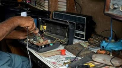 রাত পেরোলেই মহালয়া, ধুলো জমে থাকা রেডিও সারানোর হিড়িক মুর্শিদাবাদ জুড়ে