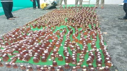 ఏకంగా ట్రాక్టర్లోనే...తెలంగాణ నుంచి ఏపీకి అక్రమంగా మద్యం సరఫరా