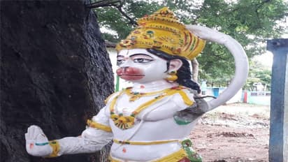 దేవాలయాలపై ఆగని దాడులు...తూ.గో జిల్లాలో హనుమాన్ విగ్రహం ధ్వంసం (వీడియో)
