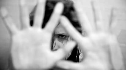 கல்லூரியில் நடத்த பயங்கரம்.. மயக்க ஸ்பிரே அடித்து மாணவி பலாத்காரம்.. ஊழியரை அலேக்கா தூக்கிய போலீஸ்..!