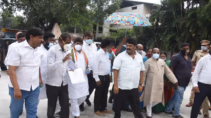 హైద్రాబాద్లో రెండోరోజు డబుల్ బెడ్రూమ్ ఇళ్ల పరిశీలన: భట్టితో కలిసి ఇళ్లు పరిశీలిస్తున్న మంత్రి తలసాని