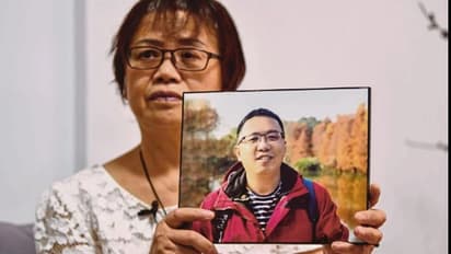 করোনায় মৃত ছেলের ছবি আঁকড়ে মামলা করতে মরিয়া বৃদ্ধ মা, বাধা দিচ্ছে চিন প্রশাসন