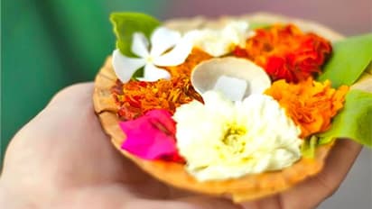 भगवान को चढ़ाए गए हार या फूल अगर पुजारी दे तो उसका क्या करना चाहिए?