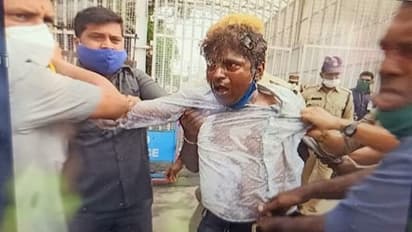 డబుల్ బెడ్రూం ఇంటికోసం... ప్రగతిభవన్ ఎదుట ఆటోడ్రైవర్ ఆత్మహత్యాయత్నం