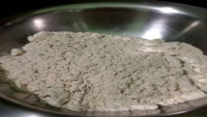 ऐसे बनाएंगे तो तवे से फूलकर ही निकलेगी हर रोटी, ये है रोटियां पलटने का सबसे सही तरीका