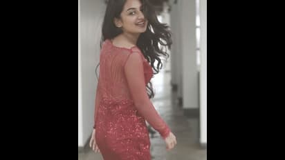 സ്റ്റൈലിഷ് ലുക്കിൽ എസ്തർ; വെെറലായി ചിത്രങ്ങൾ