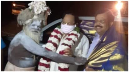 விரைவில் முதல்வர் ஆவீர்கள்... துரைமுருகனுக்கு அருள்வாக்கு சொன்ன விபூதி சாமியார்..!